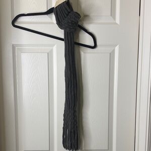 Elegant Gray Knit Scarf